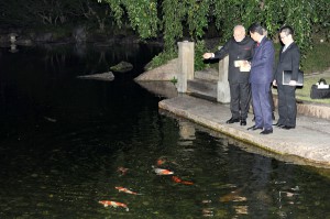 京都迎賓館で池の鯉にエサをやるモディ首相と安倍首相（8月30日、京都）