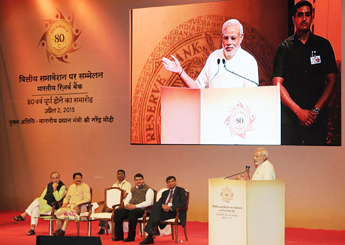 インド準備銀行（RBI）発足80周年の記念式典で演説するモディ首相（4月2日、ムンバイ）