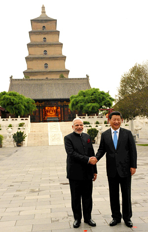 大雁塔を訪問して、握手を交わすモディ首相と習近平国家主席（5月14日、中国・西安）