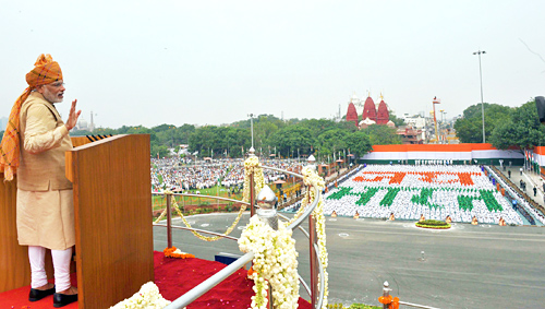 インド独立記念日を祝賀する式典で演説するモディ首相（2015年8月15日、ニューデリー）