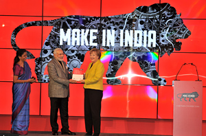 国際産業技術見本市での「インド・パビリオン」の開会式典に、ドイツのメルケル首相とともに出席したモディ首相。「Ｍａｋｅ　ｉｎ　Ｉｎｄｉａ」をアピール（2015年4月13日、ドイツ・ハノーバー）