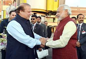 パキスタンを電撃訪問したモディ首相と握手を交わすシャリフ首相（2015年12月25日、ラホール）