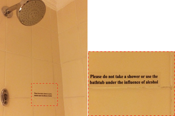 宿泊したホテルのシャワールームの張り紙とその拡大版（赤点線枠）